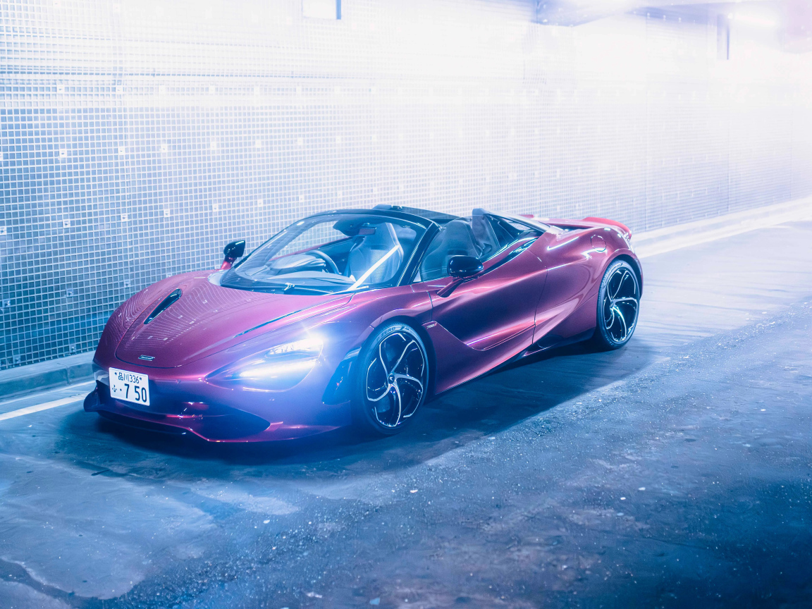 Красивый быстрый автомобиль McLaren 750S Spider