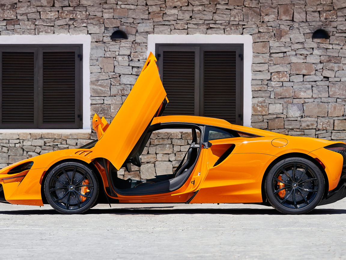 Быстрый McLaren Artura с открытыми дверями