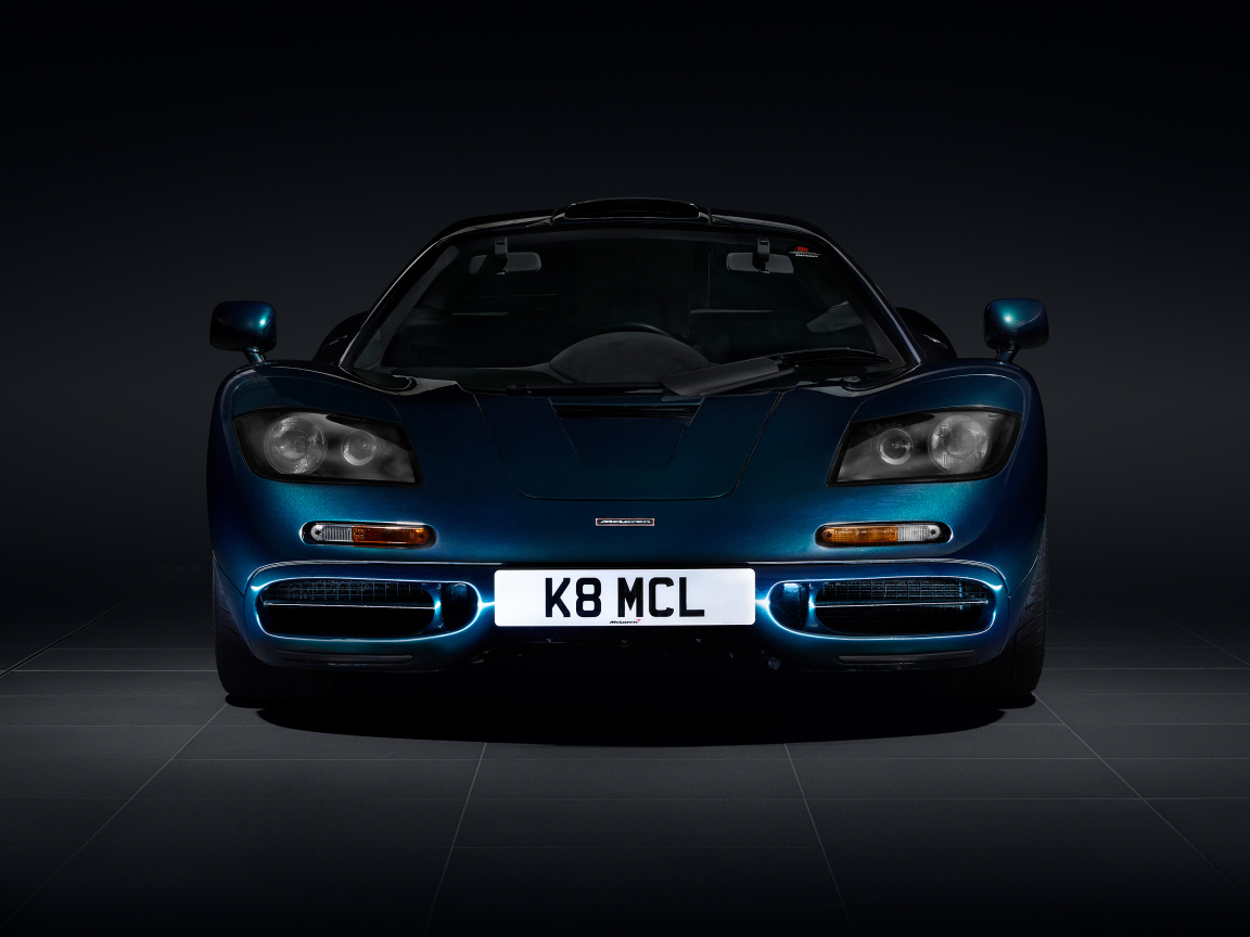 Вид спереди на спортивный автомобиль McLaren F1