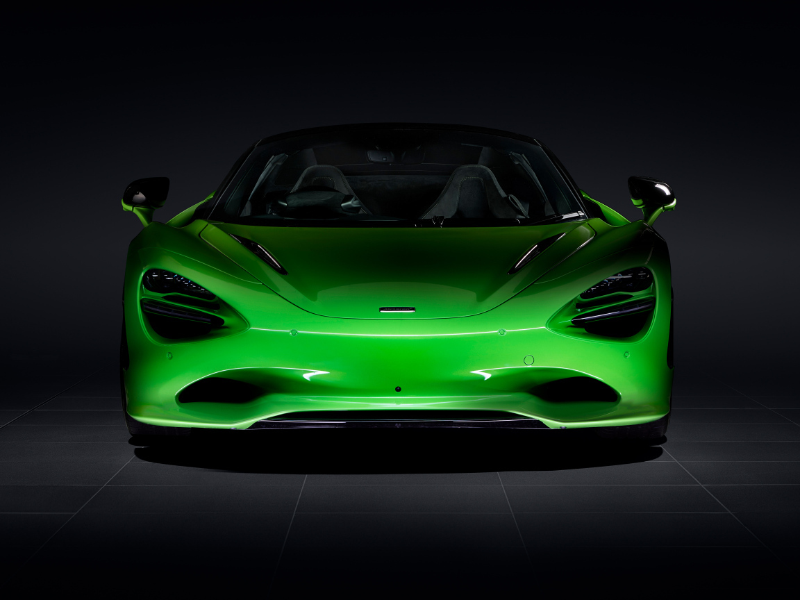 Вид спереди на зеленый автомобиль McLaren 750S