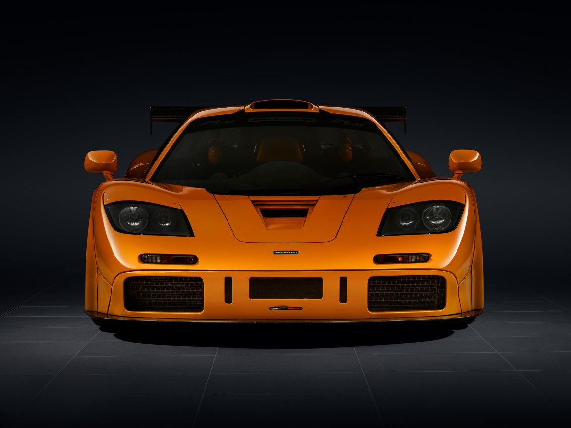 Вид спереди на оранжевый автомобиль McLaren F1 LM