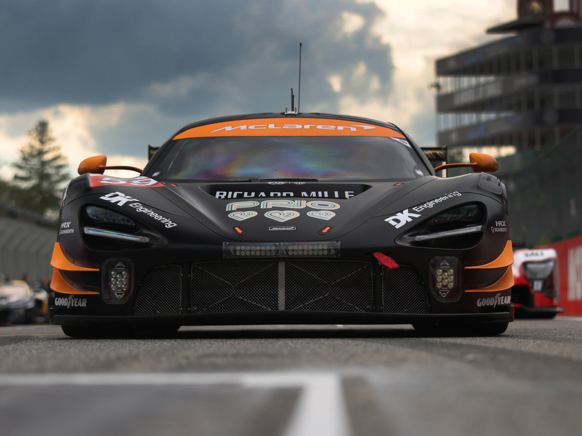 Вид спереди на гоночный автомобиль McLaren GT3 EVO