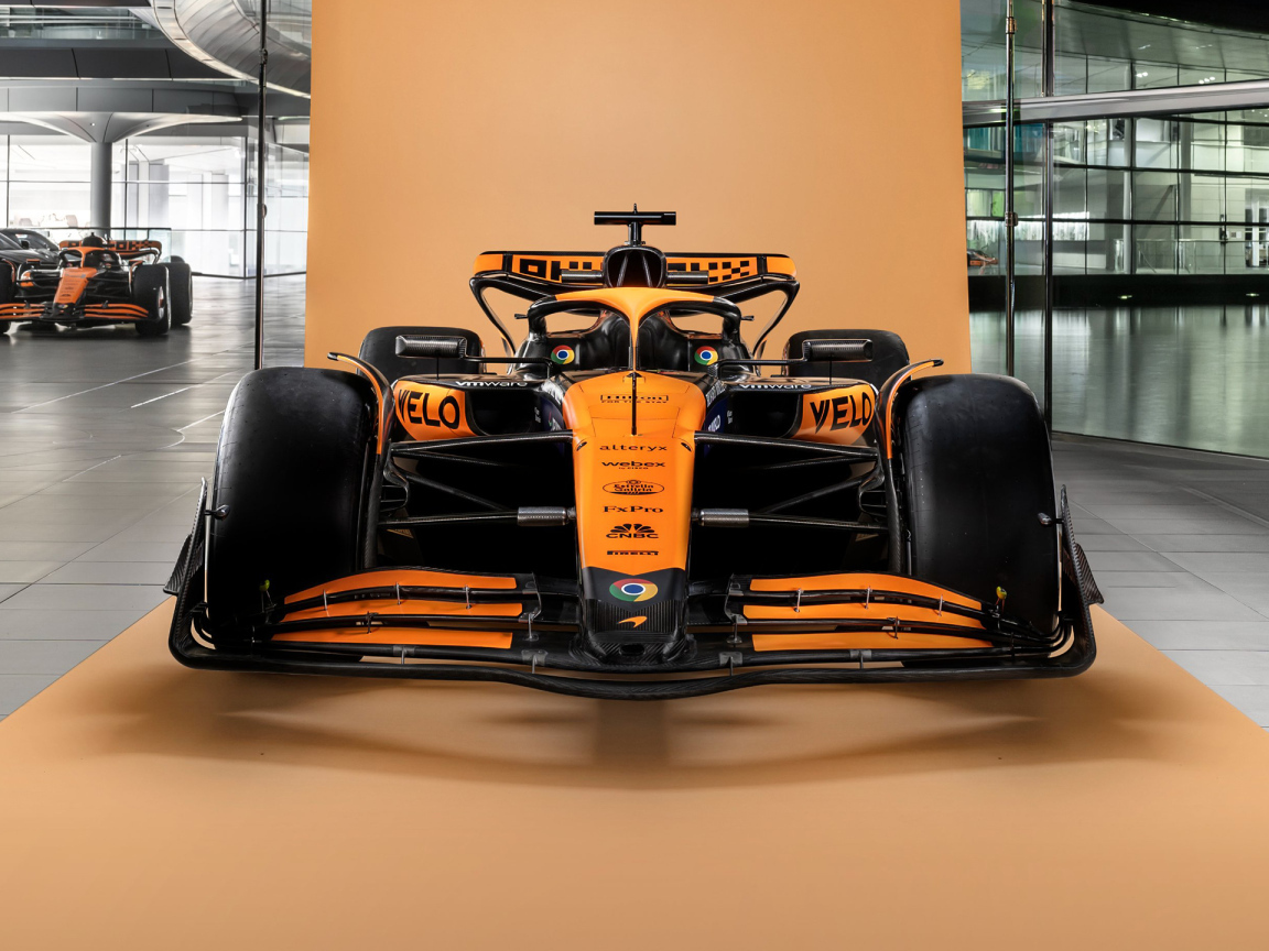 Оранжевый гоночный автомобиль McLaren MCL38 2024 года