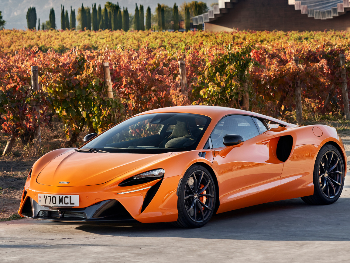 Оранжевый спортивный автомобиль McLaren Artura