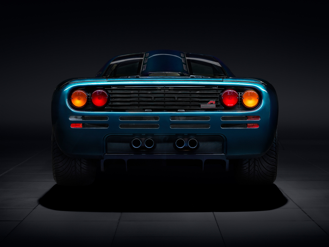 Вид сзади на автомобиль McLaren F1