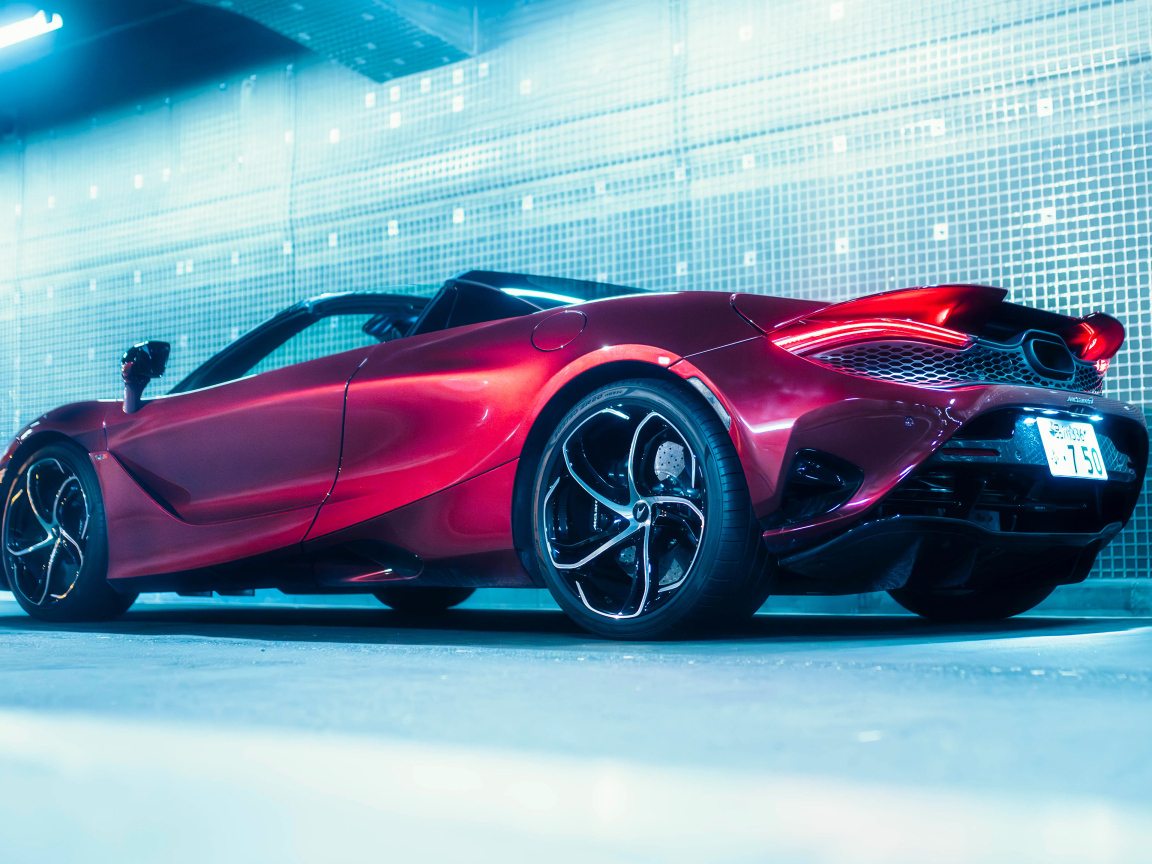 Вид сзади на красный автомобиль McLaren 750S Spider
