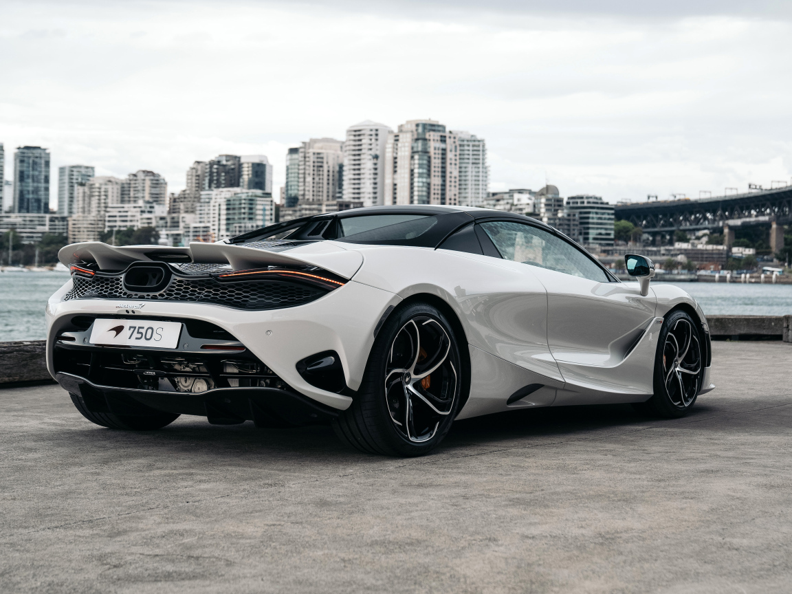 Вид сзади на автомобиль McLaren 750S Spider