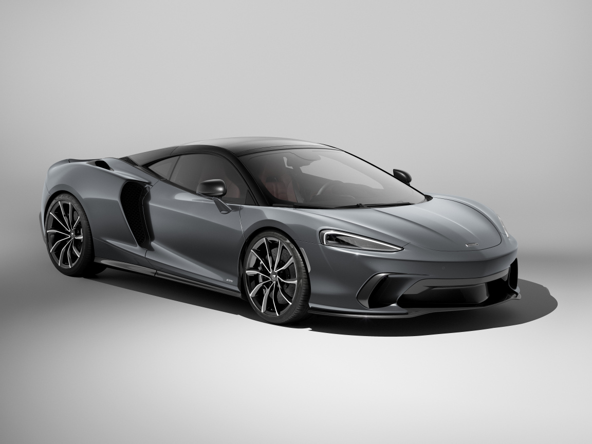 Серебристый автомобиль McLaren GTS 2024 года