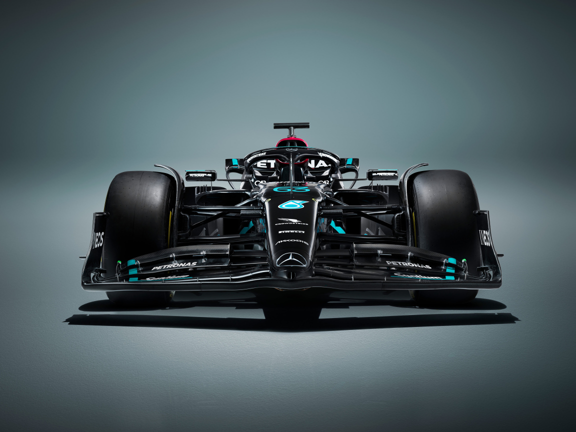 Черный гоночный автомобиль Mercedes-AMG F1 W14 E Performance вид спереди
