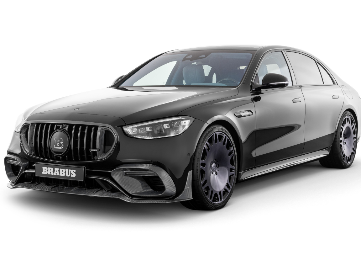 Черный автомобиль Mercedes-AMG S 63 E Performance Brabus 930 на белом фоне