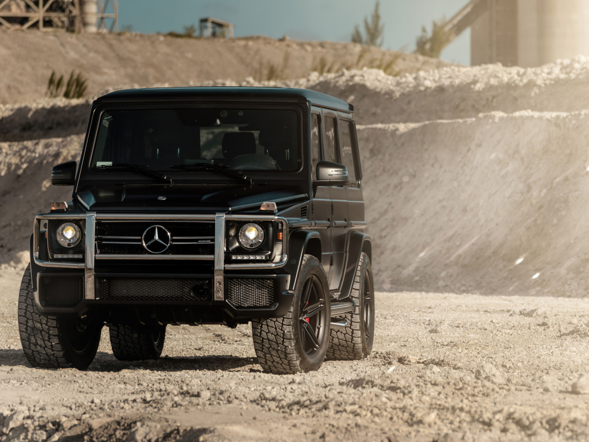 Черный джип Mercedes G Wagon в горах