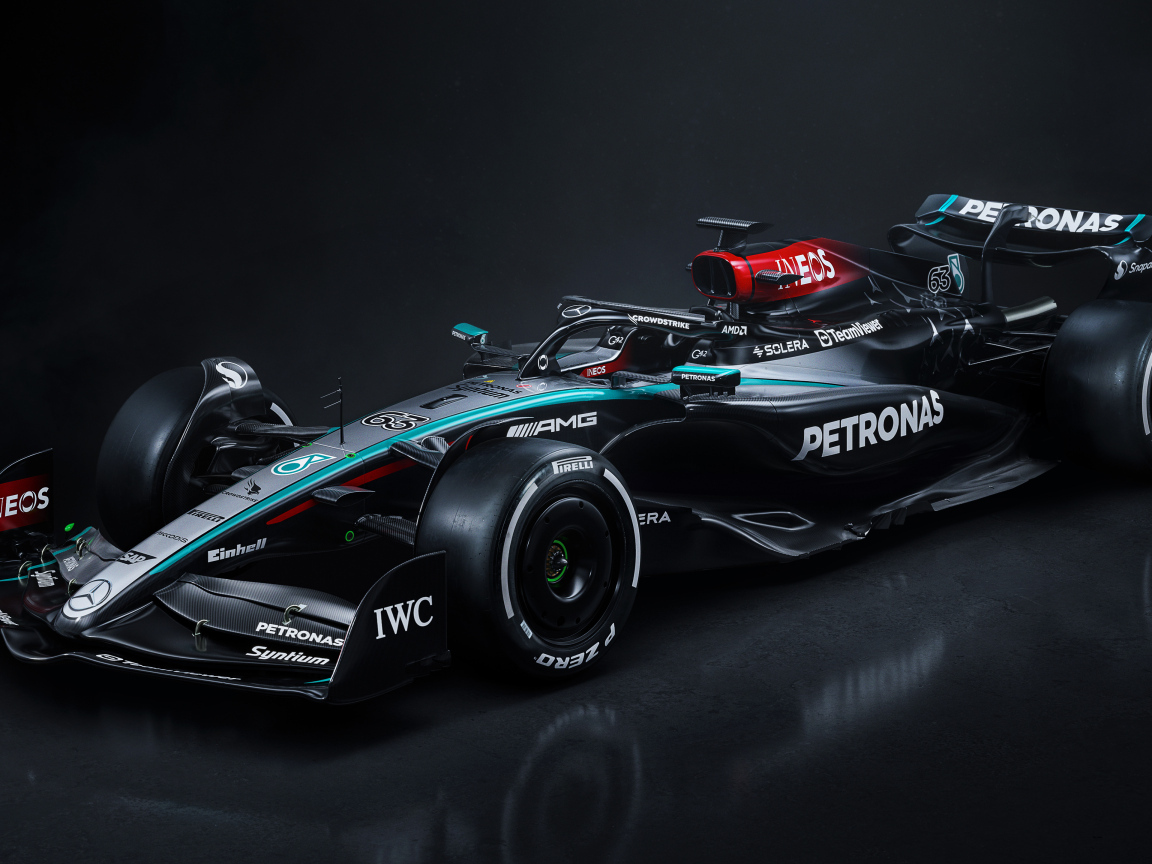 Дорогой гоночный автомобиль Mercedes-AMG F1 W15 E Performance 2024 года