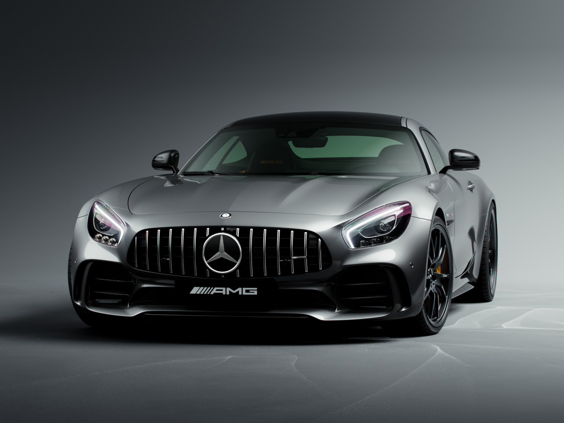 Вид спереди на автомобиль Mercedes-Benz AMG GT R