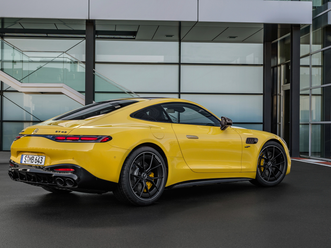 Вид сзади на желтый автомобиль Mercedes-AMG GT 43 Coupe 2024 года