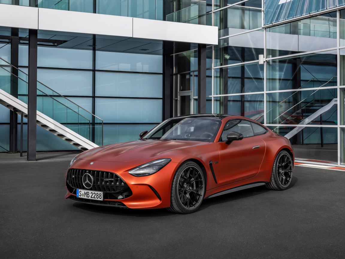 Красный автомобиль Mercedes-AMG GT 63 S E Performance 2024 года у здания