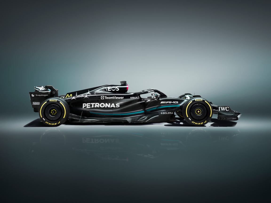 Вид сбоку на серебристый автомобиль Mercedes-AMG F1 W14 E Performance