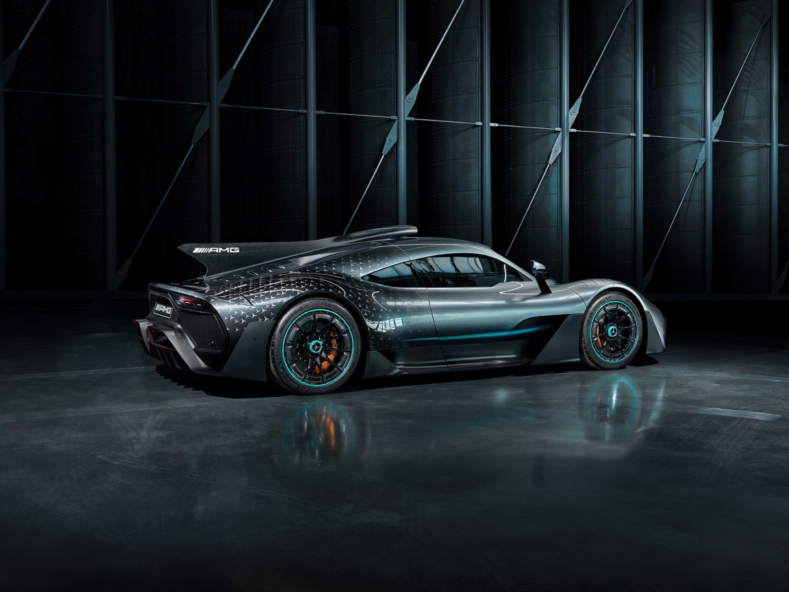 Вид сбоку на спортивный автомобиль Mercedes-AMG ONE