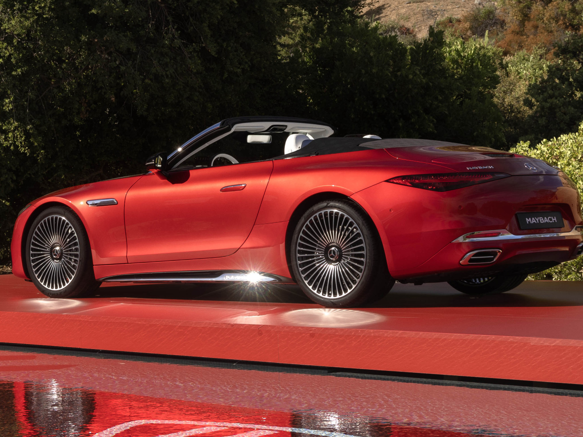 Вид сбоку на красный автомобиль Mercedes-Maybach SL 680 Monogram Series 2024  года