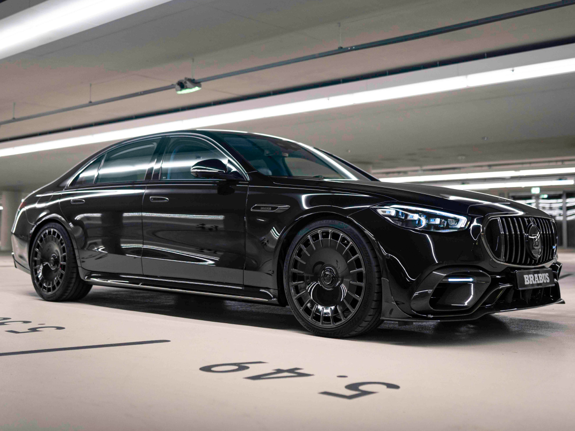 Стильный черный автомобиль Mercedes-AMG S 63 E Performance Brabus 930