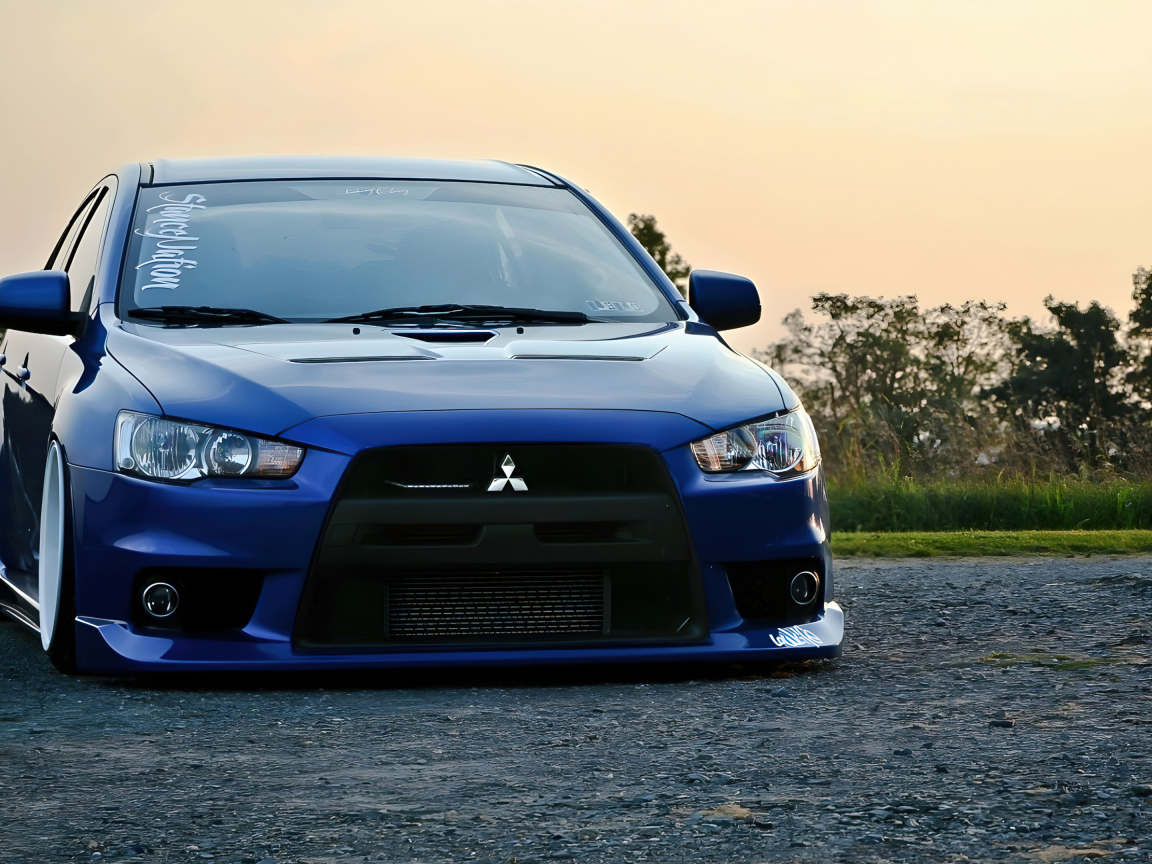 Синий автомобиль Mitsubishi Lancer Evo JDM