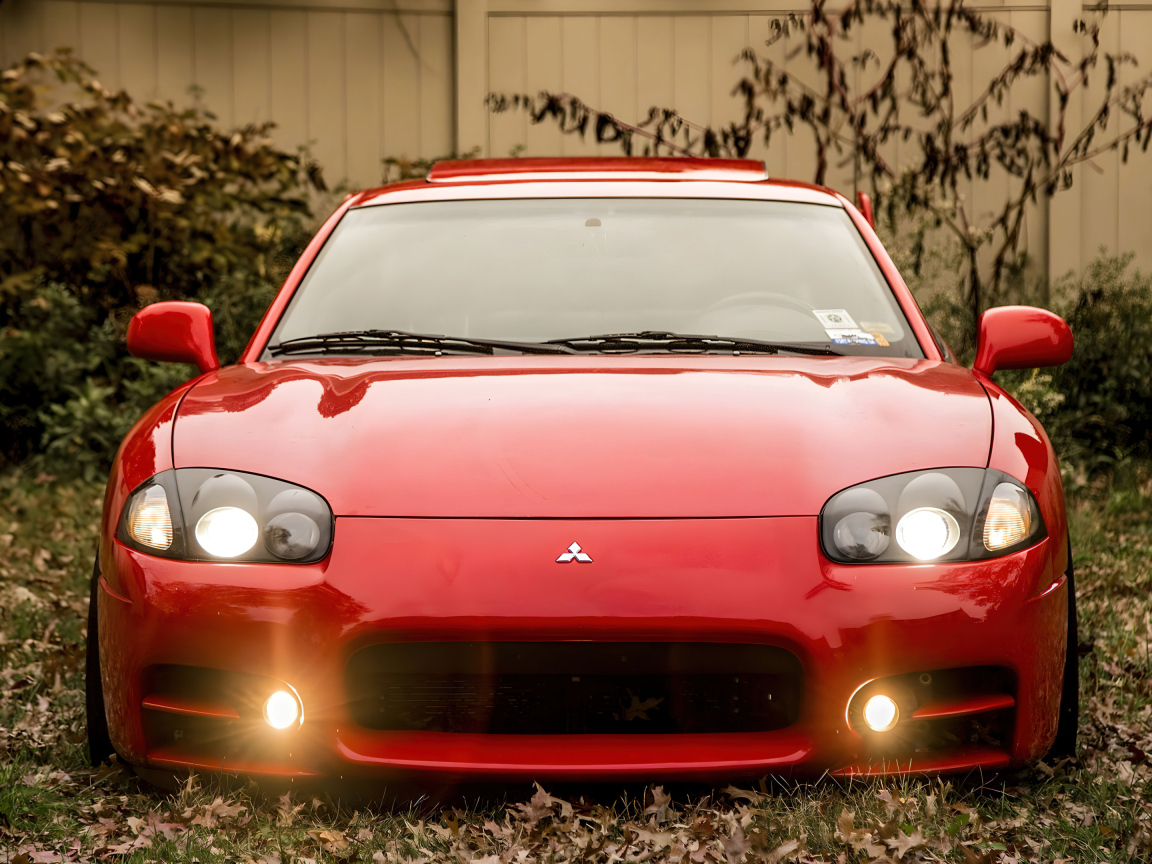 Вид спереди на красный автомобиль Mitsubishi 3000GT