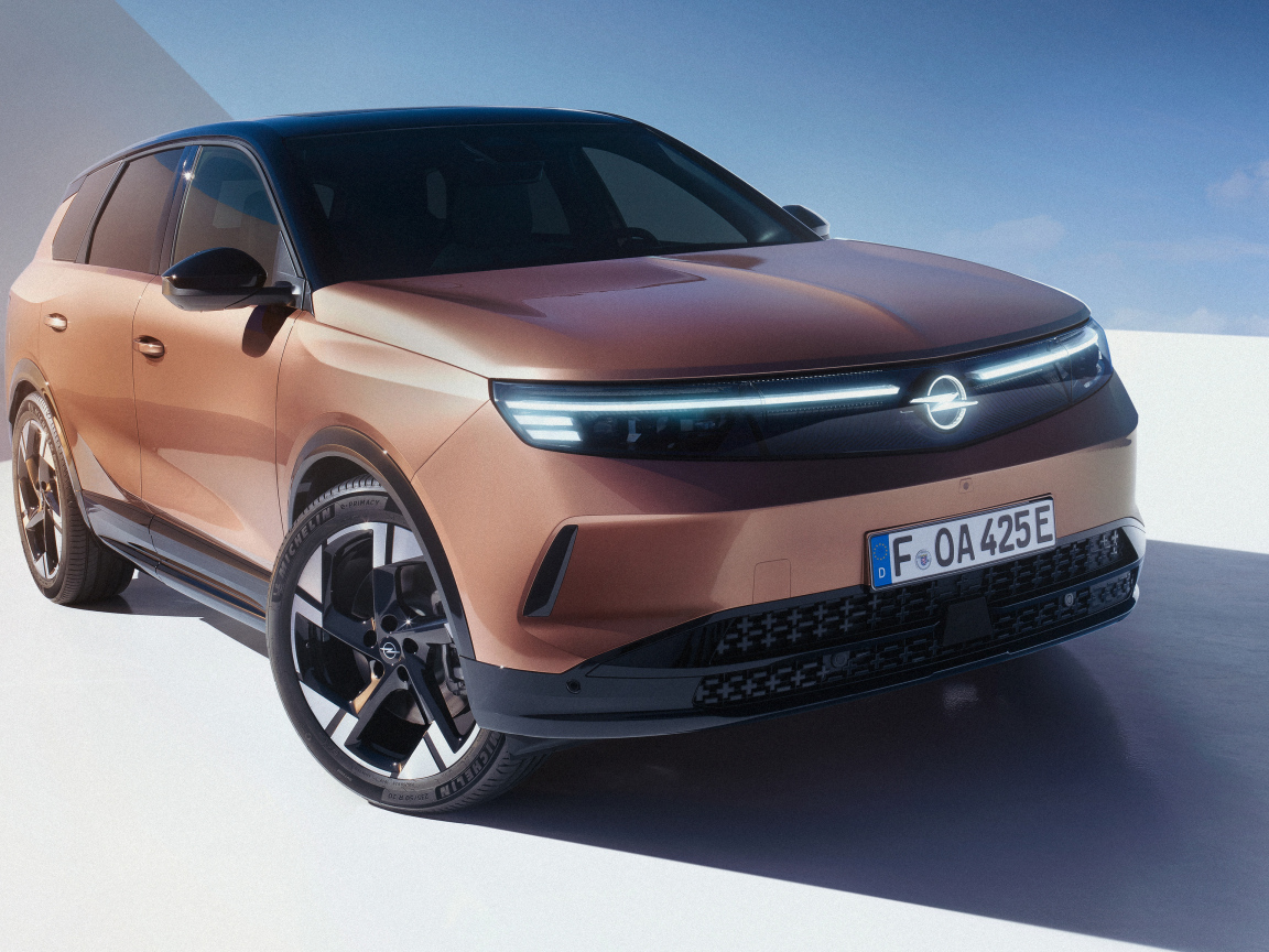 Коричневый автомобиль Opel Grandland Electric 2024 года
