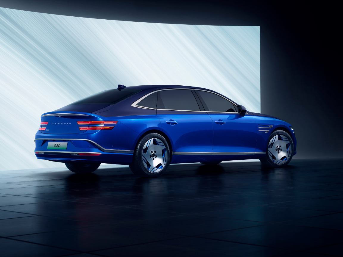 Синий автомобиль Genesis Electrified G80 2024 года вид сзади