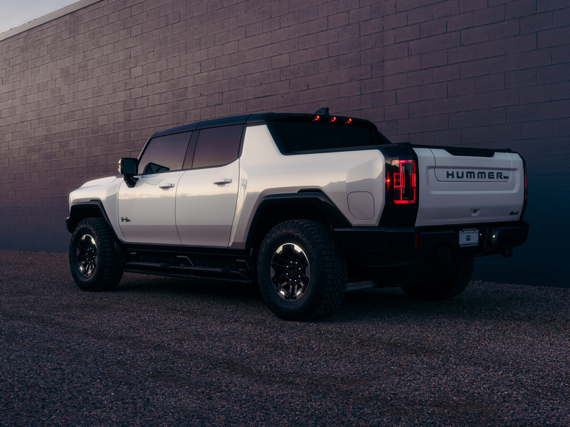 Вид сзади на автомобиль Hummer EV  2024 года
