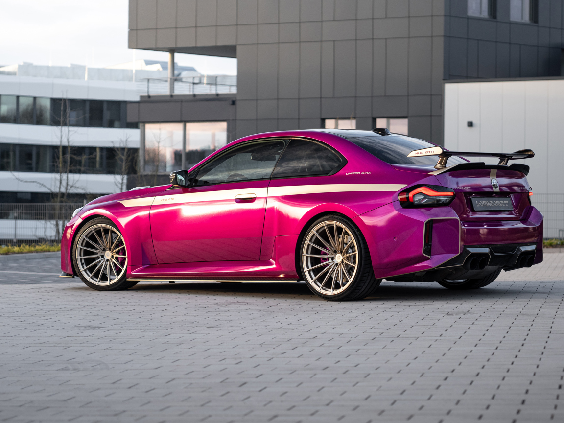 Вид сзади на розовый автомобиль Manhart MH2 GTR II 2024 года
