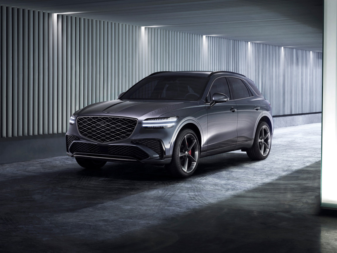 Серебристый автомобиль Genesis GV70 Sport 2024 года