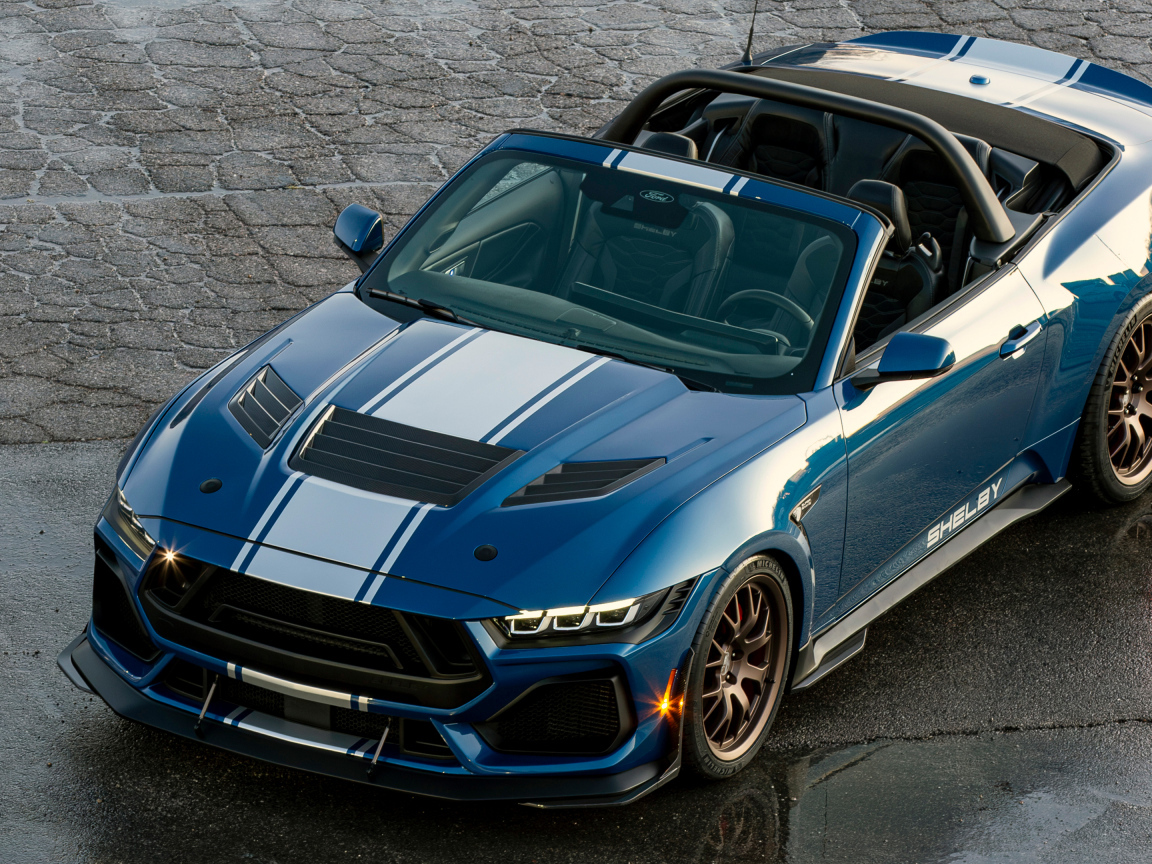 Вид на быстрый автомобиль Shelby Super Snake Convertible 2024 года