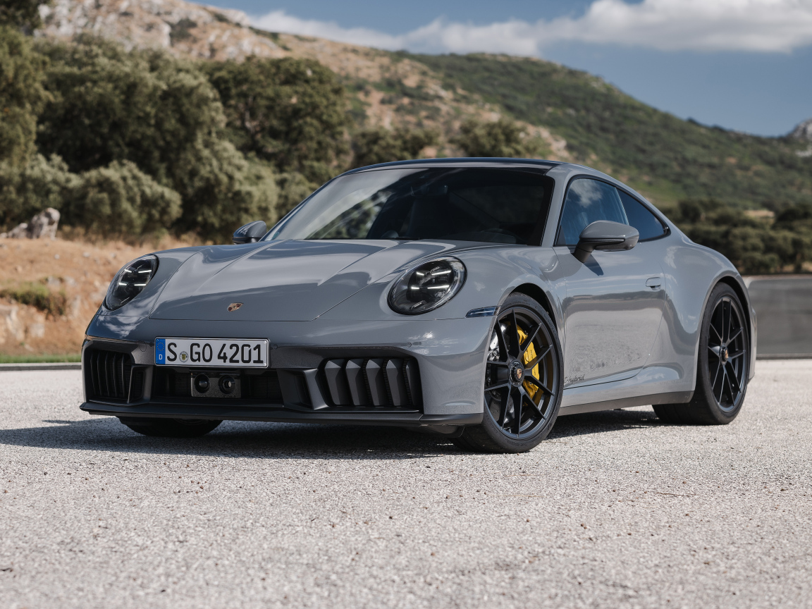 Серый автомобиль Porsche 911 Carrera GTS 2024 года