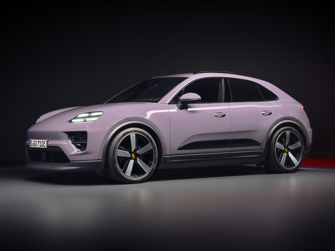 Автомобиль Porsche Macan 4 2024 года на черном фоне