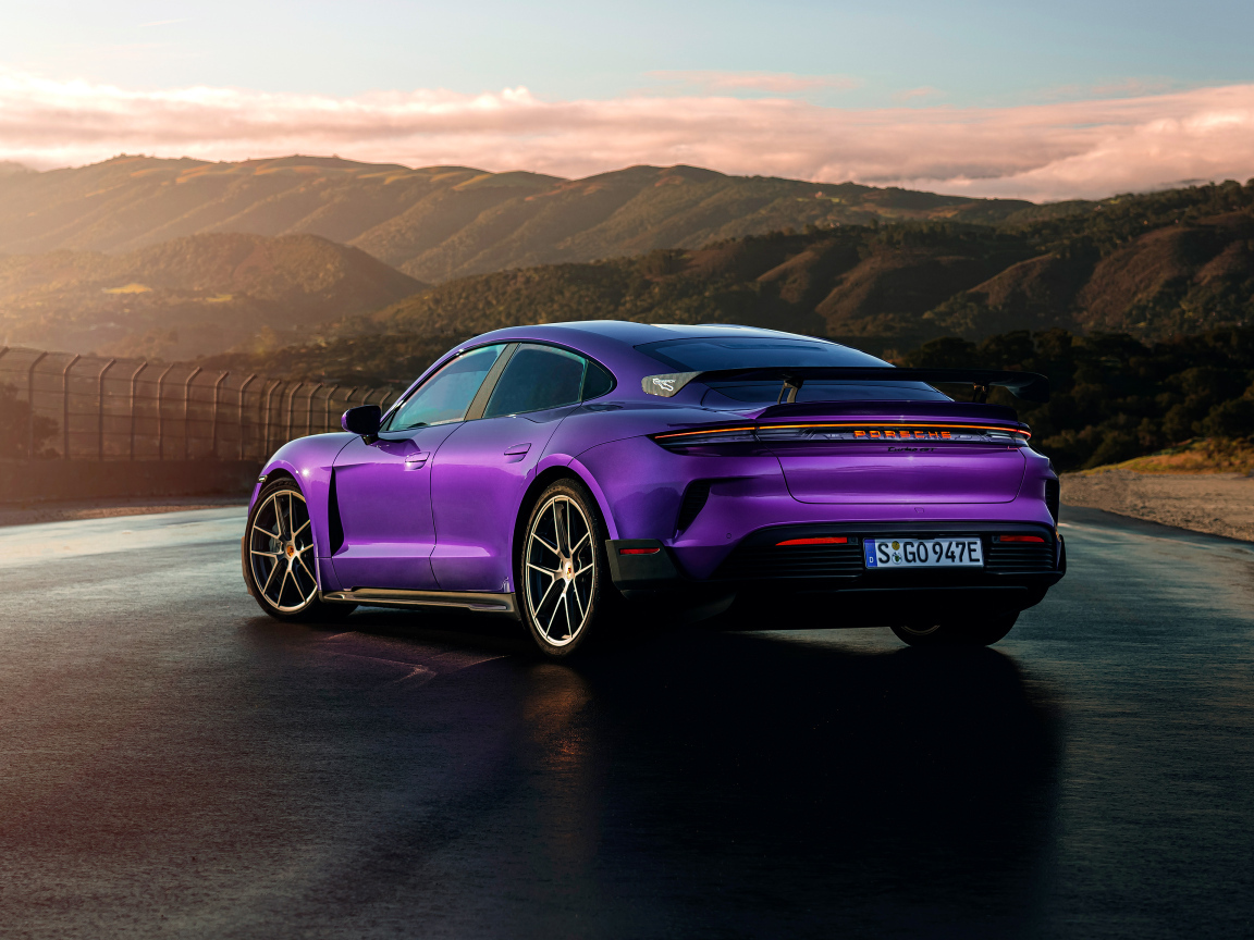 Автомобиль Porsche Taycan Turbo GT Weissach Package 2024 года вид сзади