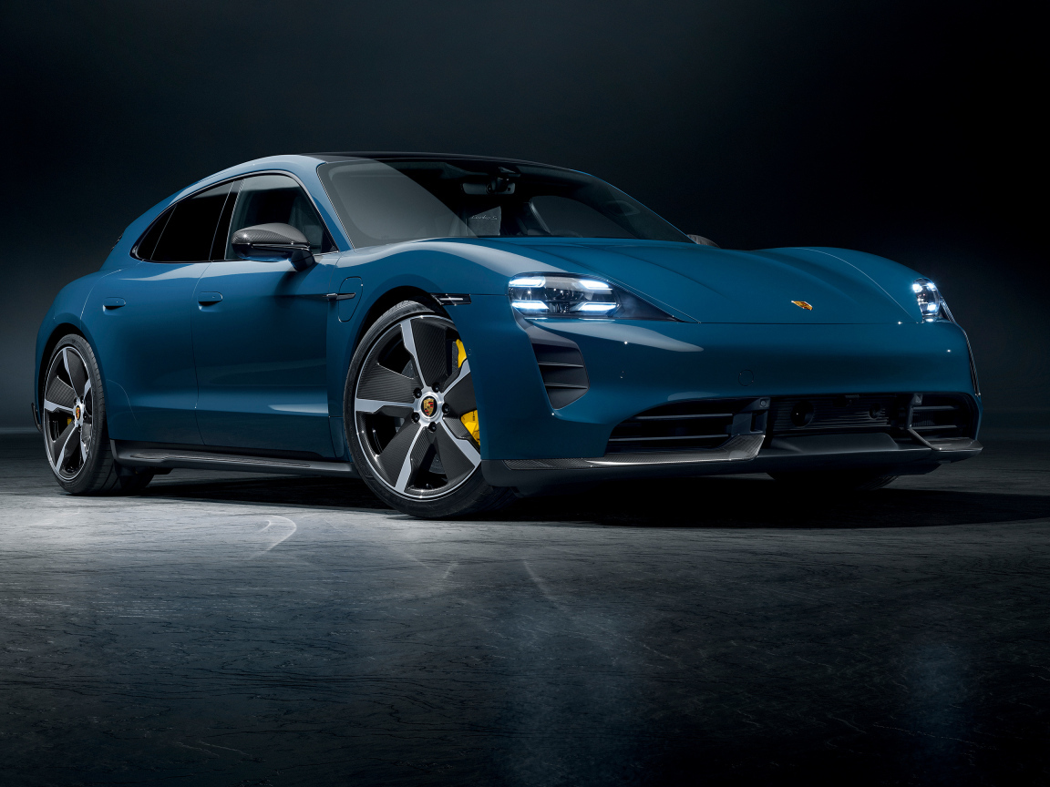 Синий автомобиль Porsche Taycan Turbo S