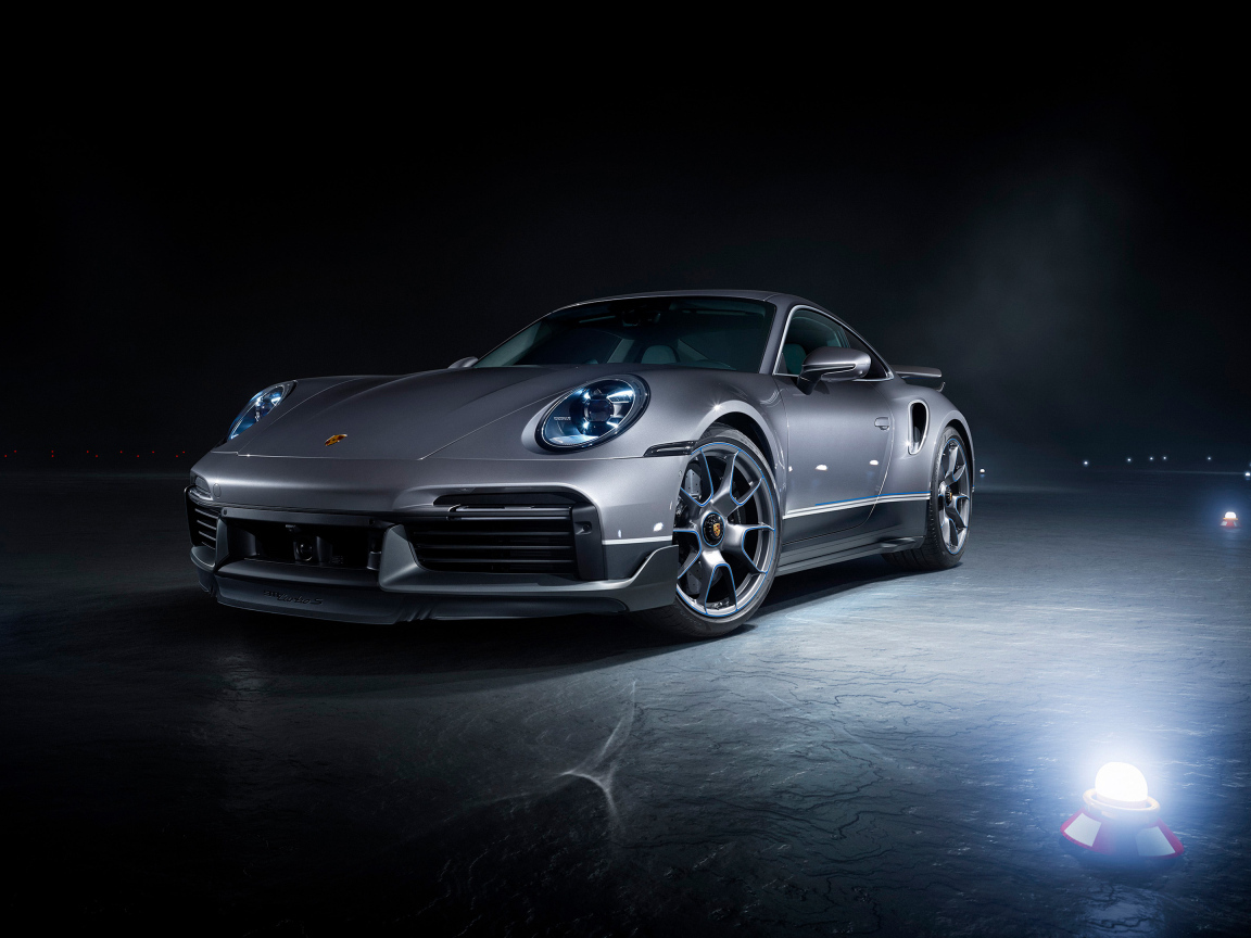 Быстрый серебристый автомобиль Porsche 911 Turbo S