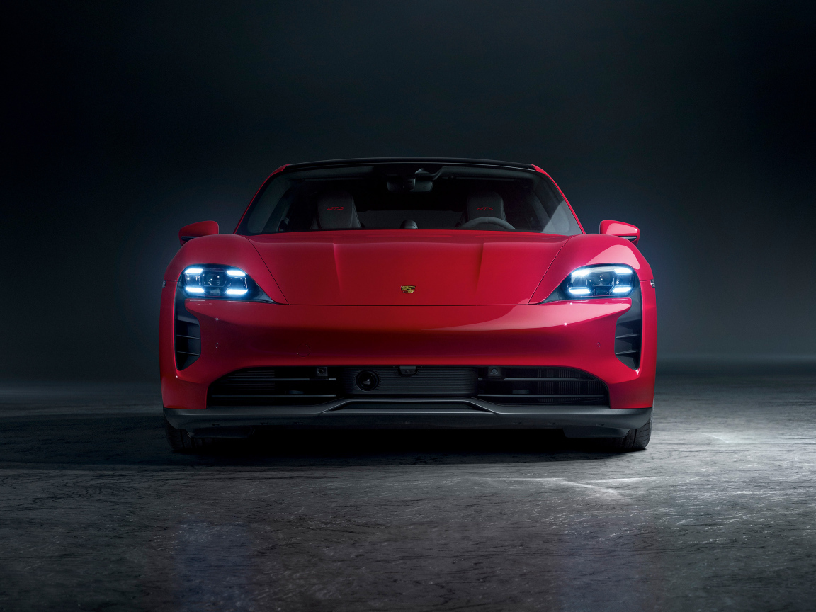 Вид спереди на автомобиль Porsche Taycan GTS