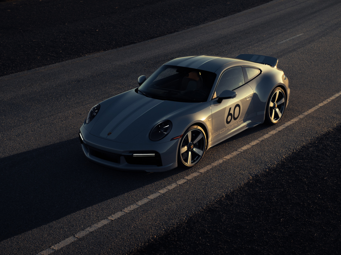 Гоночный автомобиль Porsche 911 Sport Classic на трассе