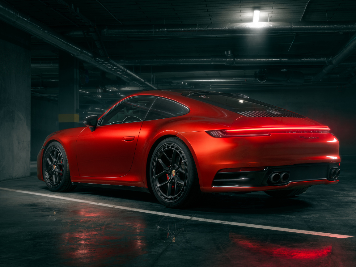 Вид сзади на красный автомобиль Porsche 911 Carrera S