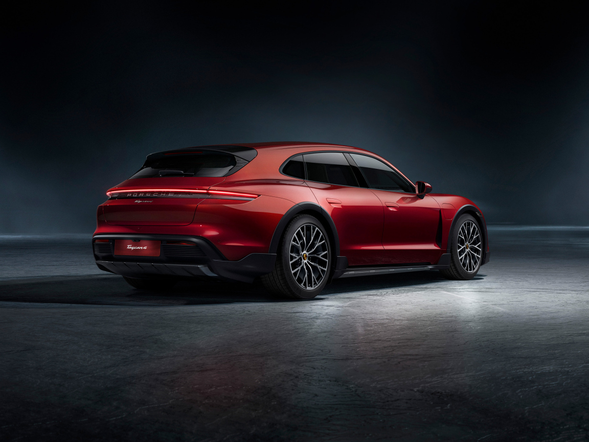 Красный автомобиль Porsche Taycan вид сзади