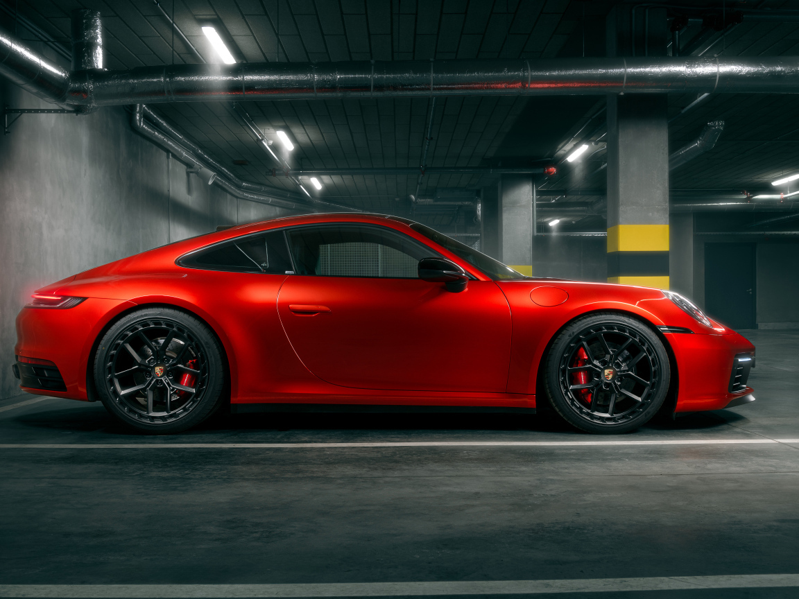 Вид сбоку на автомобиль Porsche 911 Carrera S