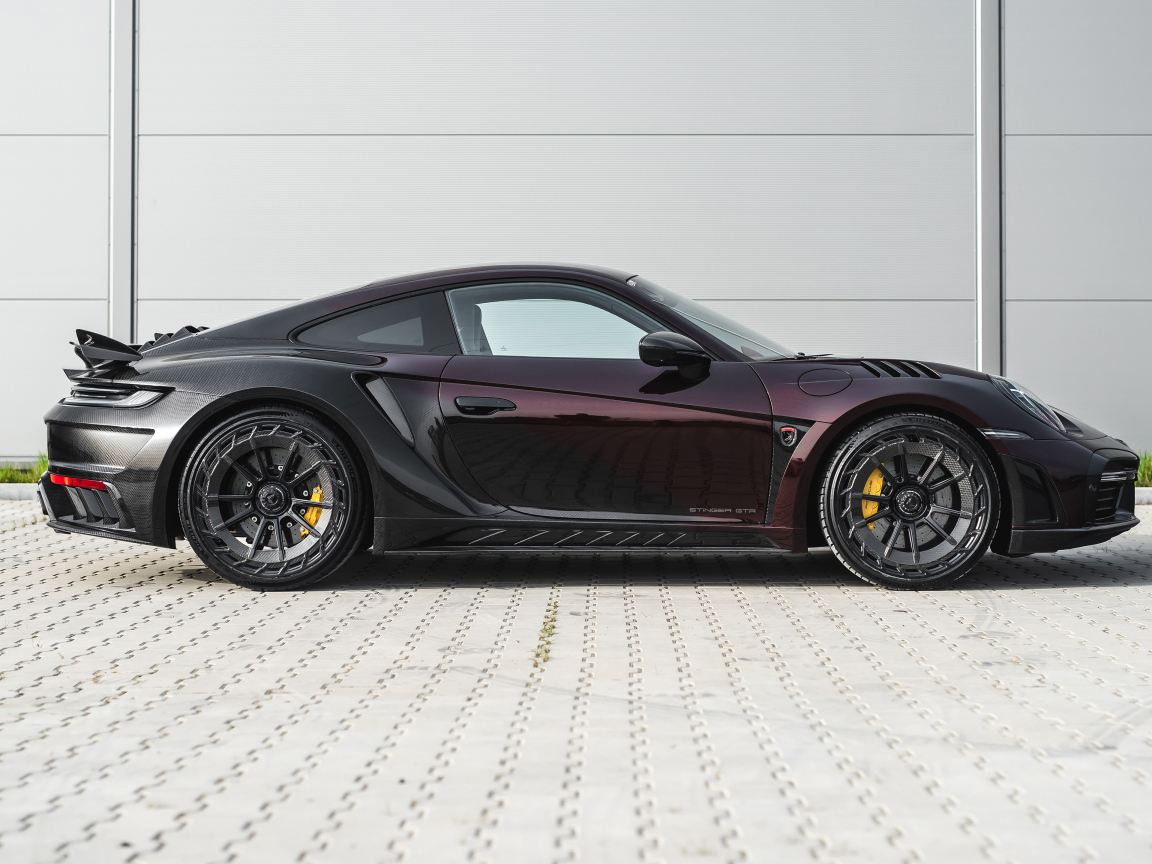 Вид сбоку на автомобиль TopCar Porsche 911 Turbo S Stinger GTR Stealth Edition