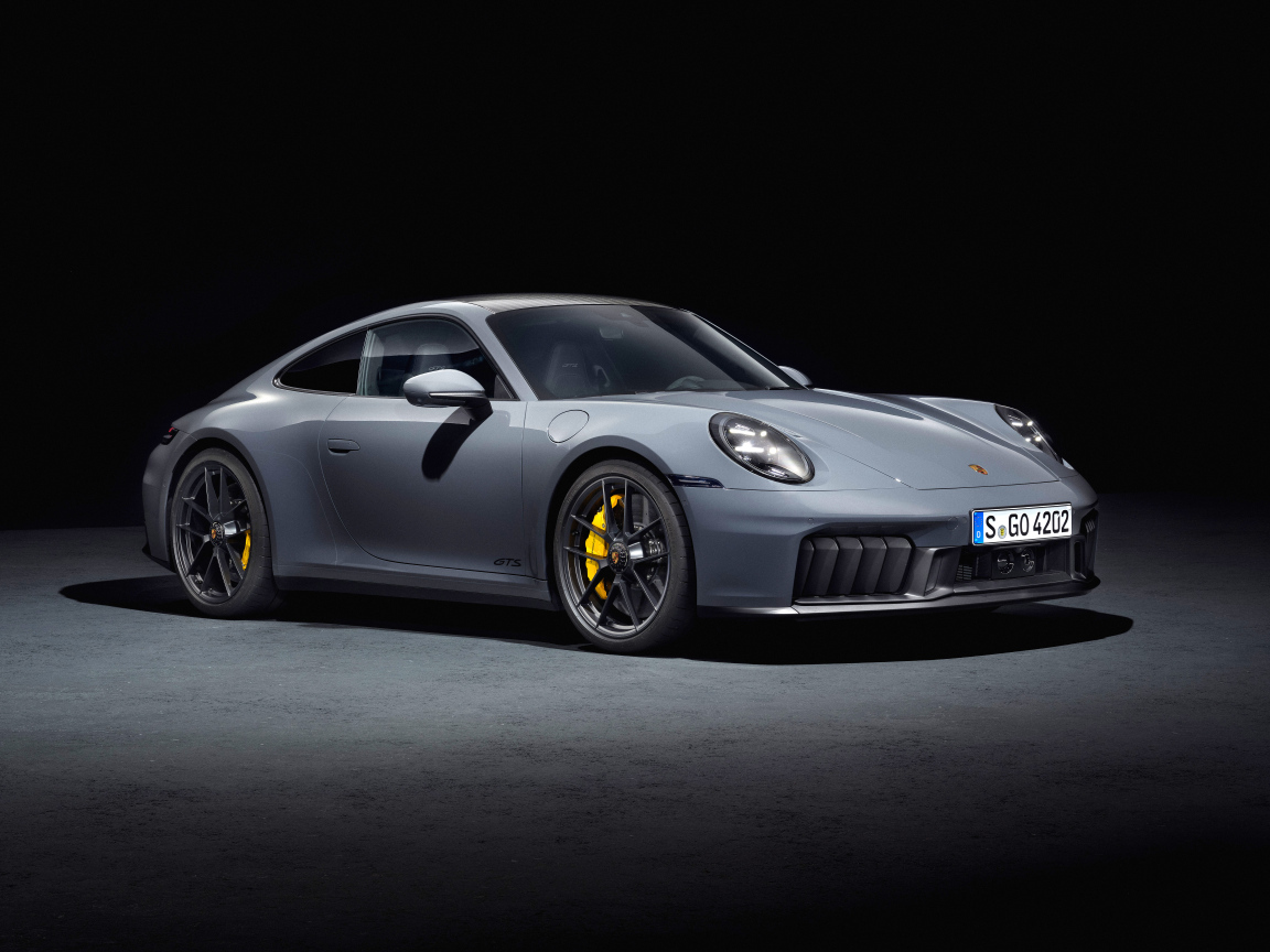 Серебристый автомобиль  Porsche 911 Carrera GTS 2024 года