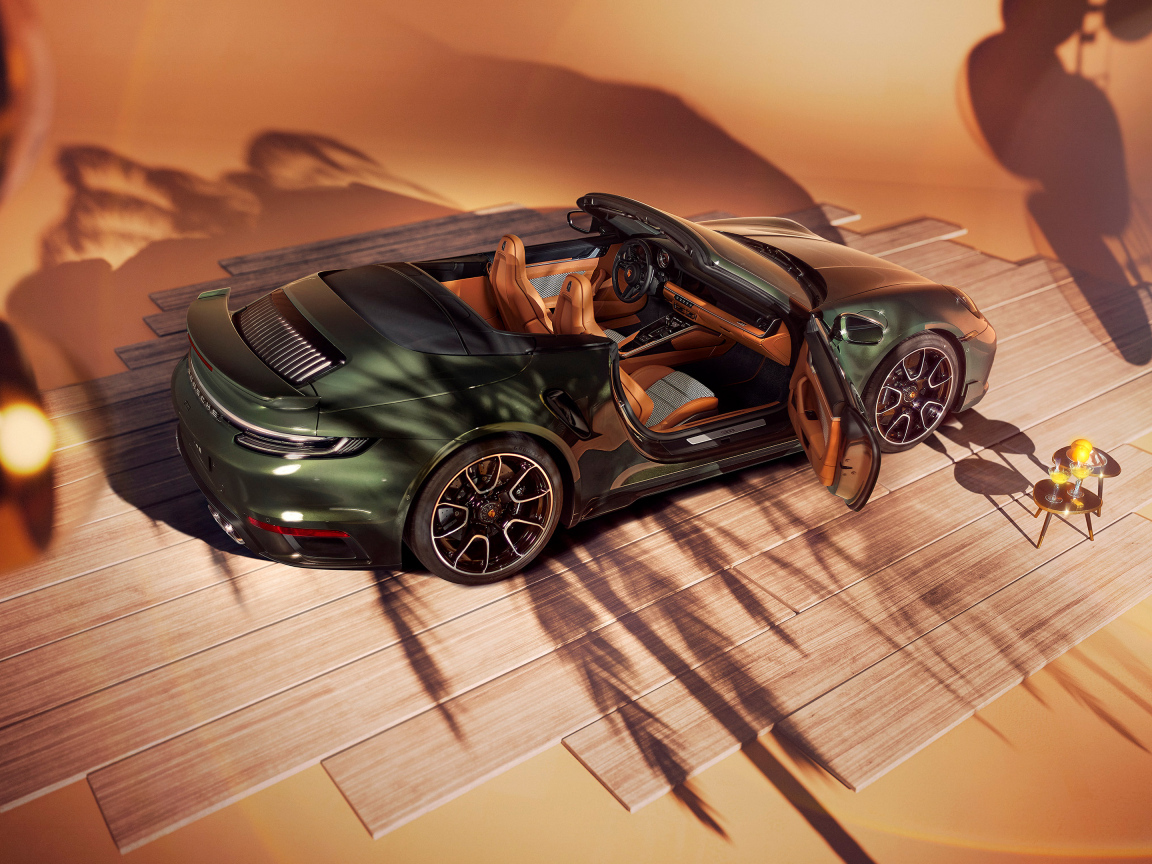 Вид сверху на автомобиль Porsche 911 Turbo S Cabriolet