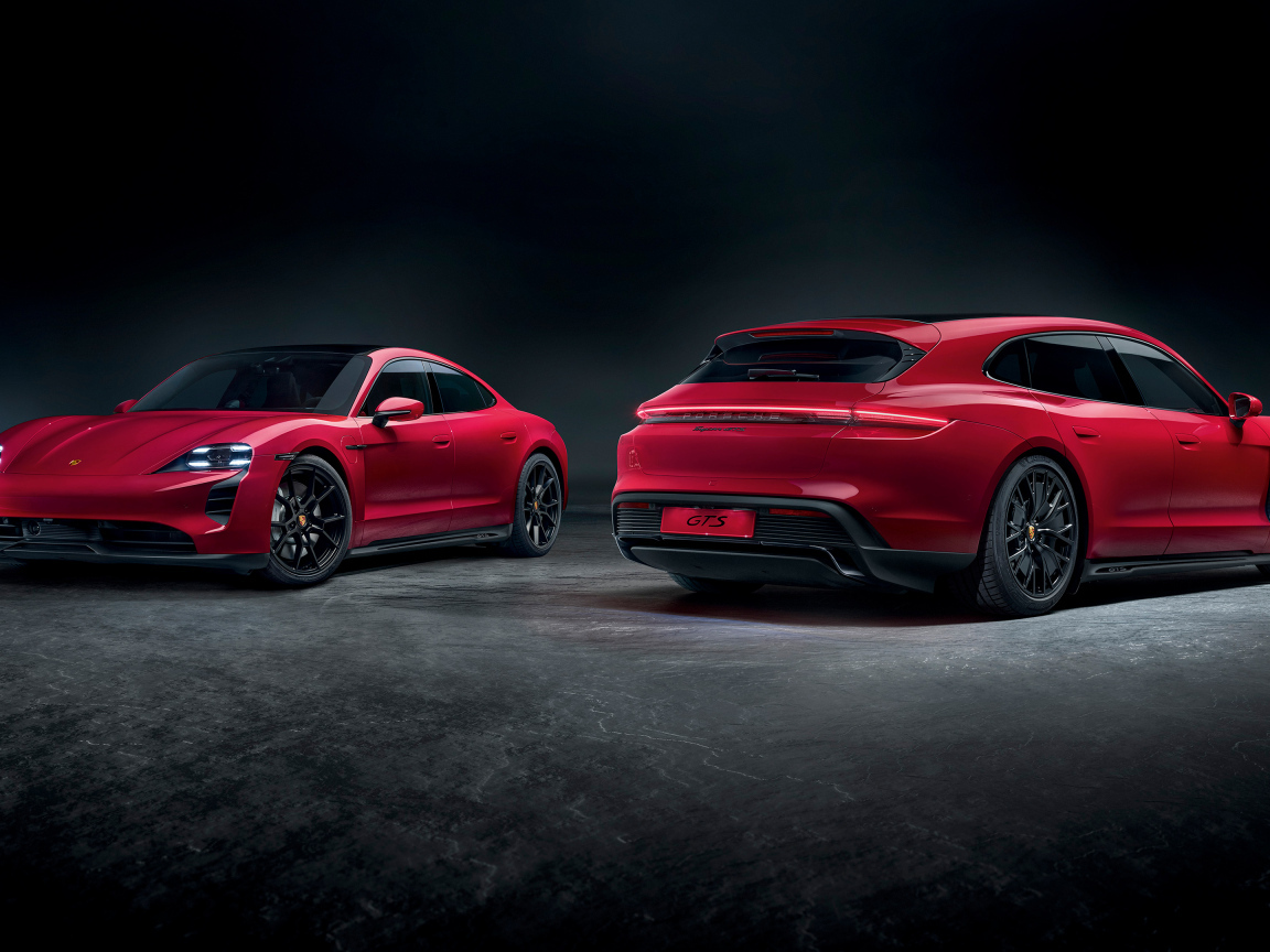 Два красных автомобиля Porsche Taycan GTS