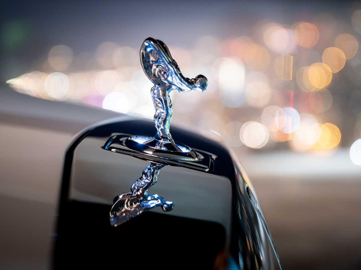 Красивое украшение на капоте автомобиля Rolls-Royce Spirit
