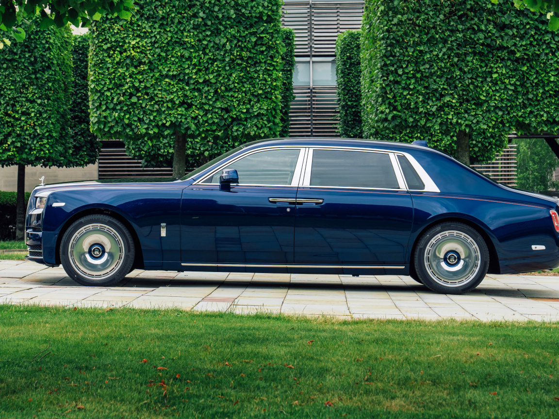Синий автомобиль Rolls-Royce Phantom  вид сбоку