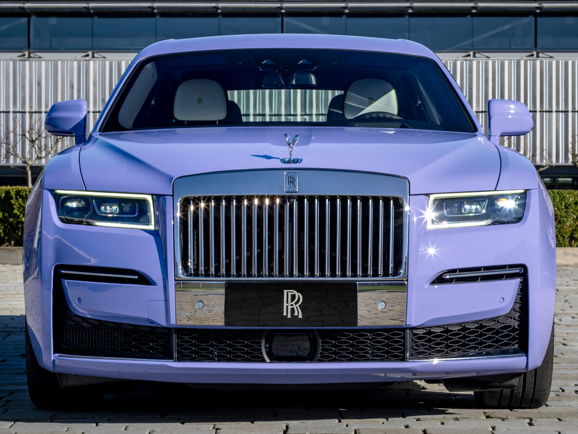 Дорогой автомобиль Rolls-Royce Ghost Extended Expressionism 2024 года вид спереди