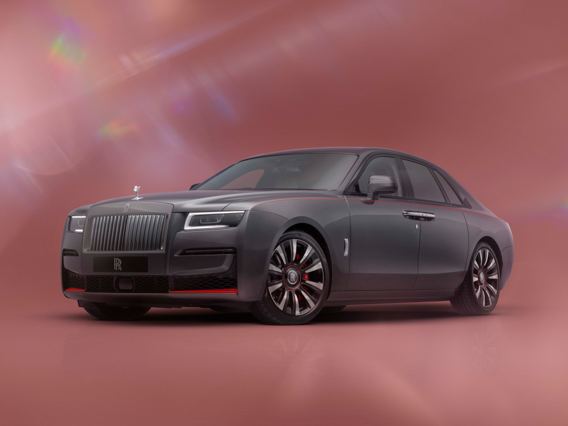 Дорогой стильный автомобиль Rolls-Royce Ghost Prism на розовом фоне