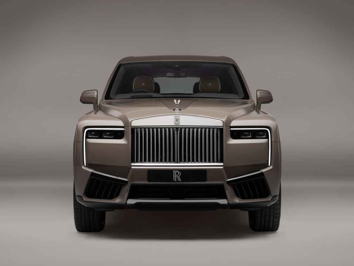 Вид спереди на автомобиль Rolls-Royce Cullinan Series II 2024 года